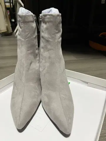 RANDA 라이트 그레이 스웨이드풍 스틸레토 부츠