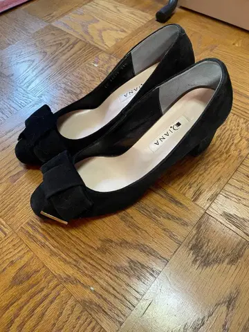 DIANA 블랙 스웨이드 펌프스