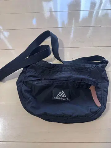 GREGORY 블랙 바디백