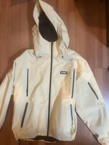 크림색 마운틴 파카 후드 부착