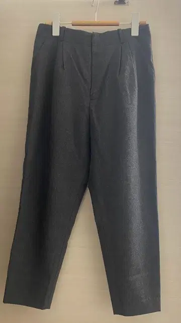 에붐에바 그레이 턱인 슬랙스