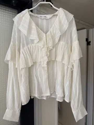 프릴 달린 아이보리 긴팔 블라우스