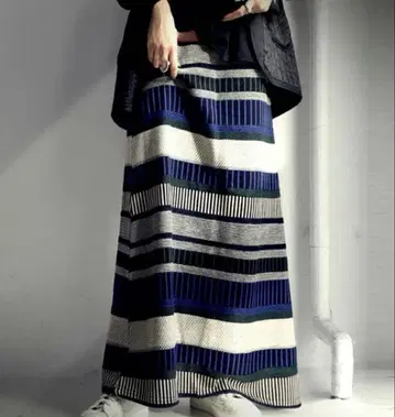 [ 새상품급 ] antiqua 배색 보더 니트 스커트 블루 믹스 완판템