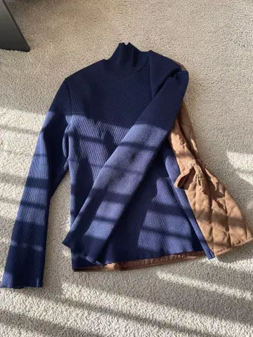 아키라나카 네이비 하이넥 니트 퀼팅 상의