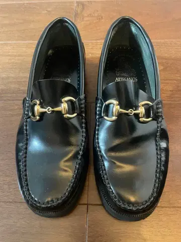 블랙 가죽 로퍼 금장 장식 포함