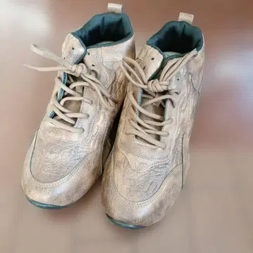 베이지 가죽 하이컷 신발