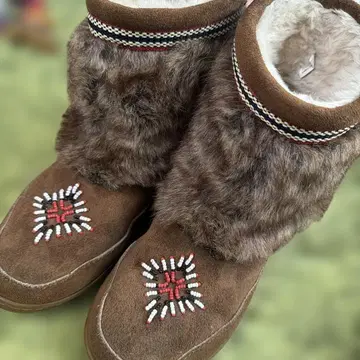 브라운 퍼(fur) 장식 어그 부츠 MINNETONKA