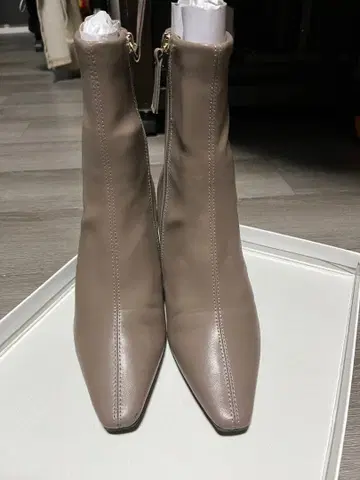 RANDA 모카 베이지 스틸레토 부츠