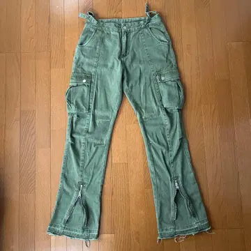 mnml FRONT ZIP FLARE CARGO PANTS