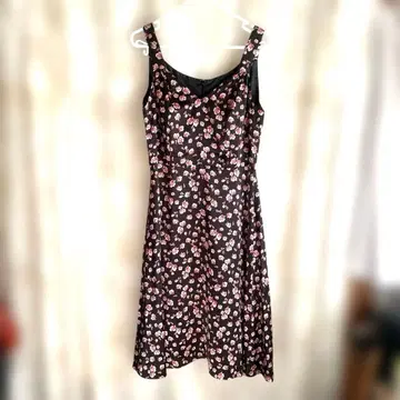 a.v.v 블랙 베이스 빨간색 꽃무늬 슬리브리스 원피스 드레스