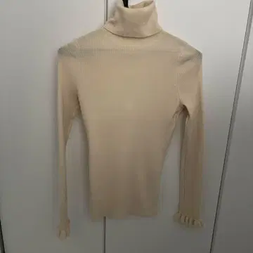 EPOCA 아이보리 터틀넥 스웨터