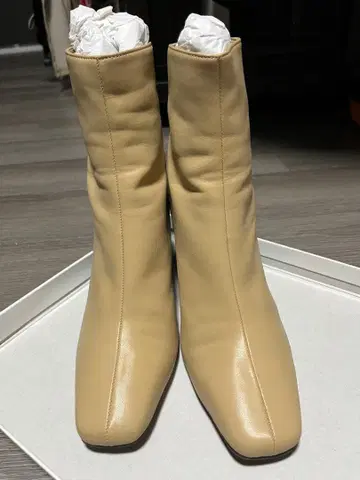 RANDA 베이지 스퀘어토 중간 힐 부츠