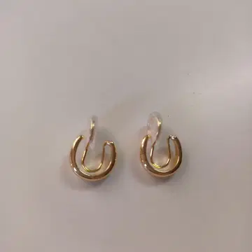 귀걸이처럼 보이는 골드 후프형 귀찌