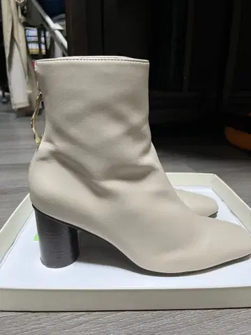 RANDA 크림색 가죽풍 부츠