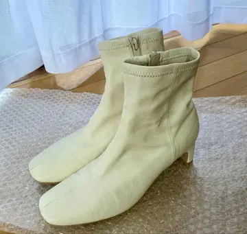 어반 리서치 화이트 인조 가죽 숏부츠