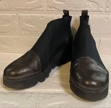 통굽 슬립온 부츠 블랙과 메탈릭 부티 사이드 고어