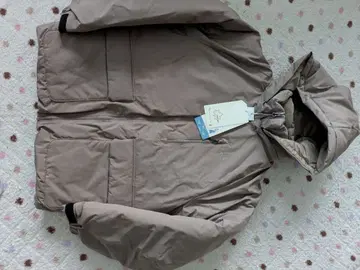 베이지 다운 자켓 후드 부착