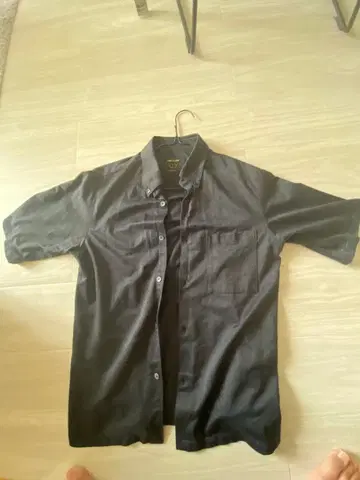 블랙 반팔 셔츠 가슴 포켓 부착