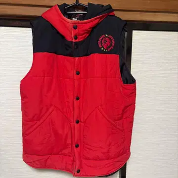 네스타 브랜드 후드 부착 다운 베스트 빨간색과 블랙