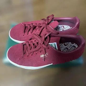 PUMA 버건디 스웨이드 스니커즈