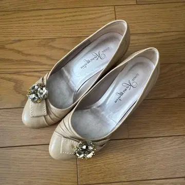 비쥬 장식 베이지 펌프스 6cm 힐