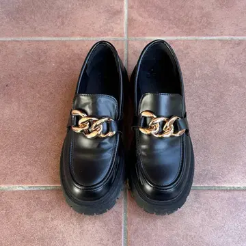 블랙 가죽 체인 장식 로퍼