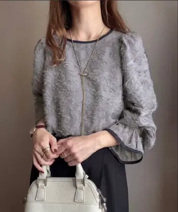 배색 파이핑 플라워 자카드 상의 그레이 L 사이즈 FILLOU