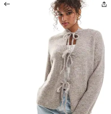 리본 포함 베이지 니트 스웨터