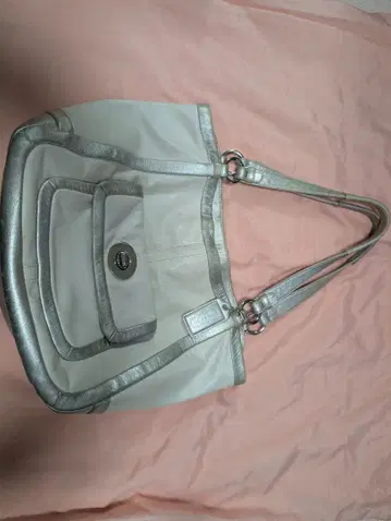 화이트 실버 핸드백