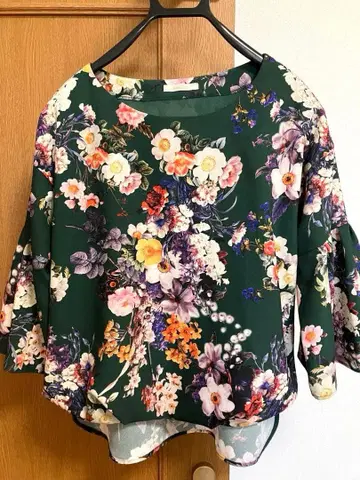 새상품급 로즈 티아라 꽃무늬 니트 블라우스 새상품급