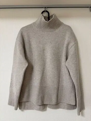 그린 라벨 릴랙싱 울 100% 베이지 하이넥 스웨터