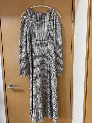 오프숄더 체크 무늬 원피스