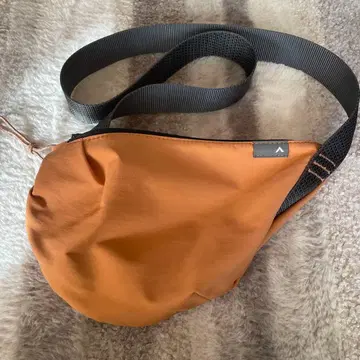 Topologie 초승달 모양 사코슈 숄더백 비대칭