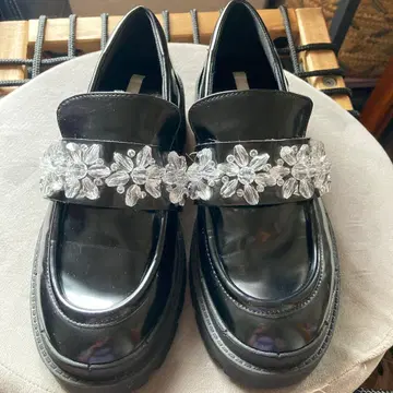 ZARA 비쥬 벨트 포함 블랙 로퍼 35 에나멜