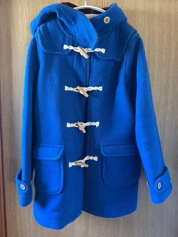 파란색 더플 코트 후드 부착