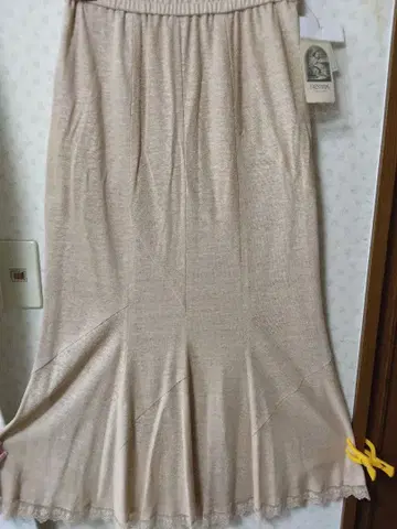 비드로 플레어 스커트 8개 조각 베이지 M~L 사이즈. 길이 약 87