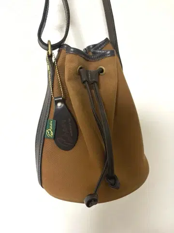 BRADY 칼더 미니 숄더백 헤이즐넛 참 포함