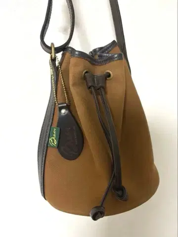 BRADY 칼더 미니 숄더백 헤이즐넛 참 포함