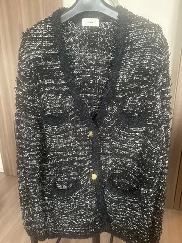 트위드 가디건 블랙과 화이트 버튼 포함