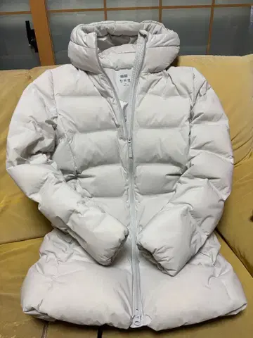 화이트 다운 자켓 후드 부착