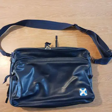 Yoshida & Co. 블랙 숄더백