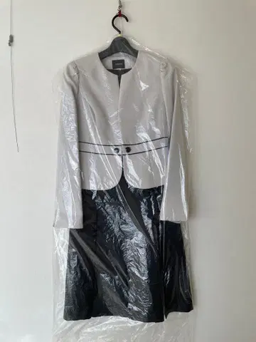 화이트 자켓과 스커트 세트