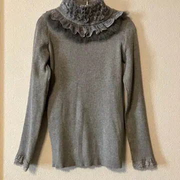 프릴 달린 그레이 리브 니트 스웨터