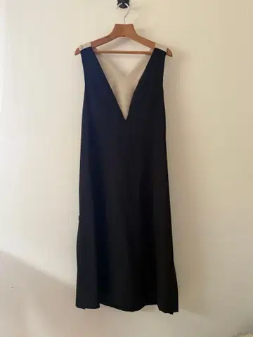 LODIE 블랙 V넥 오버롤 스커트