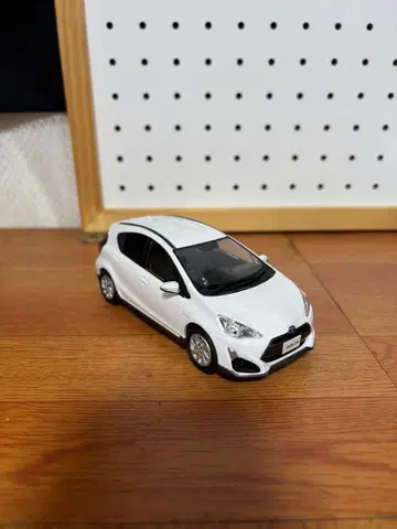 도요타 AQUA 컬러 샘플 화이트