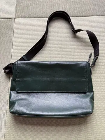 ACE 다크 그린 가죽 숄더백