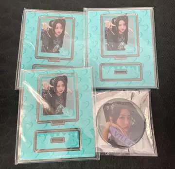 르세라핌 카페 아크릴 스탠드 캔뱃지 윤진