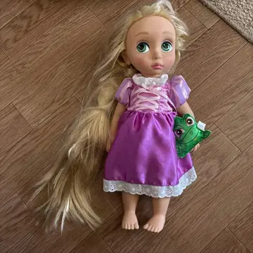 보라색 드레스의 금발 인형 라푼젤