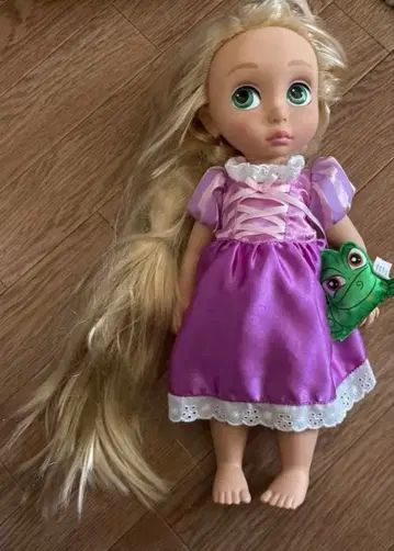 보라색 드레스의 금발 인형 라푼젤