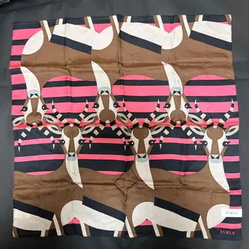 FURLA 동물 패턴 실크 스카프